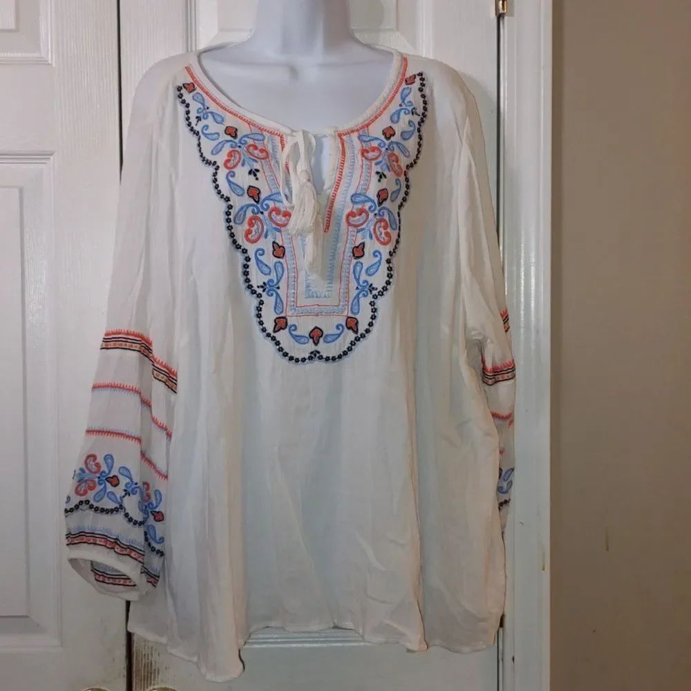 Crown & Ivy Curvy Embroidered Boho Floral Paisley Top Sz